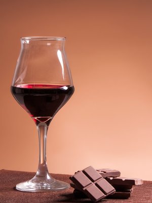 ¿Podrían el vino y el chocolate ayudarte a perder peso? Esta dieta dice que ¡Sí!