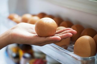 La razón para no guardar los huevos en la puerta del frigorífico