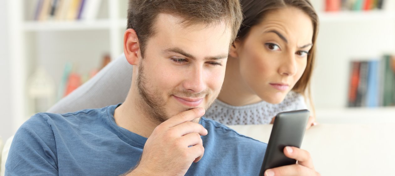 6 Claves para saber si tu pareja te miente por WhatsApp