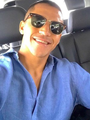 Así pasa Alexis Sánchez su pena por el quiebre con Mayte Rodríguez