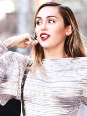Miley Cyrus luce su vestido de novia al ritmo de 'Uptown Funk'