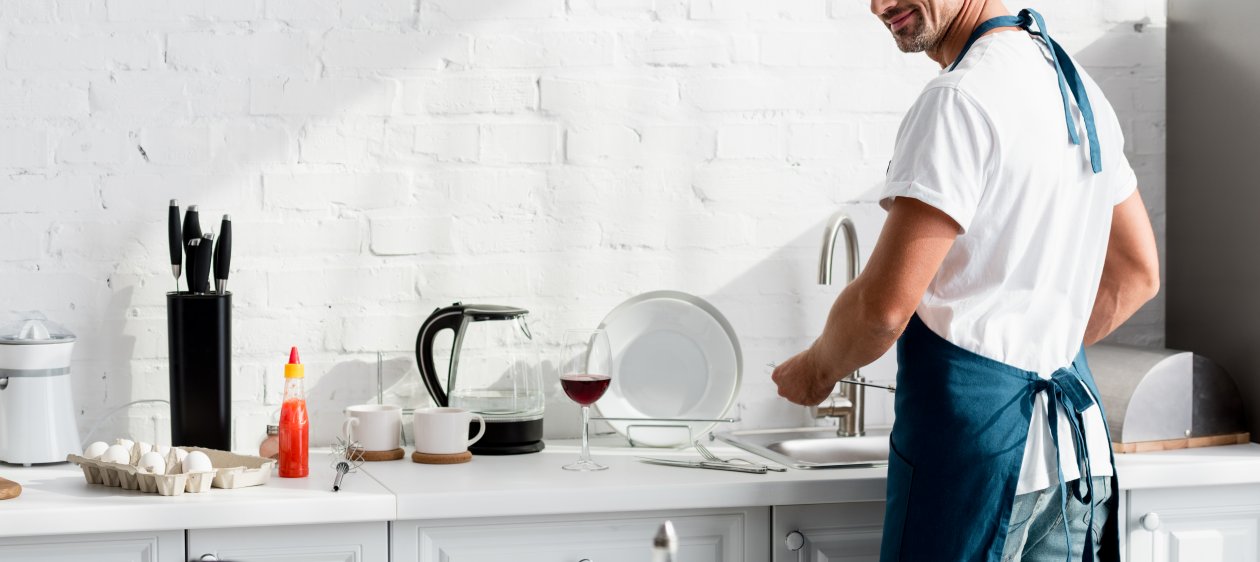 Hombres que lavan los platos tienen mejor vida sexual