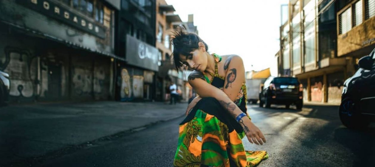 Anita Tijoux muestra su lado más fashion en coloridas fotos