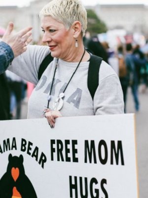 Mamá da abrazos gratis a jóvenes LGBTQ rechazados por sus padres