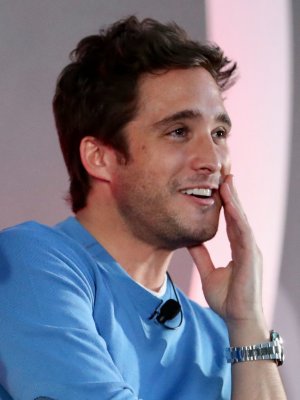 ¡A Diego Boneta lo encontraron con otra!