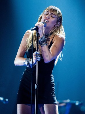 La primera presentación de Miley Cyrus tras su polémica separación