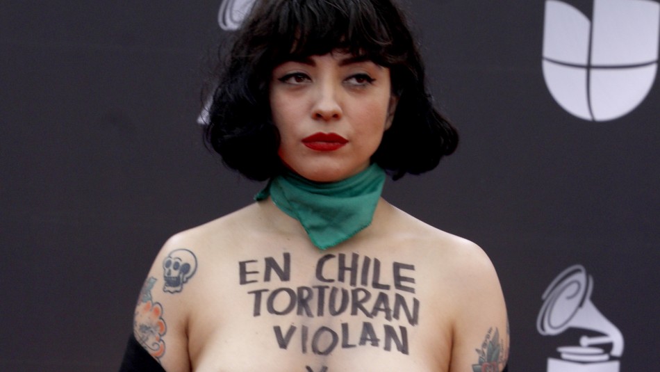 Artistas realizan mural en homenaje a protesta de Mon Laferte en los Latin Grammy