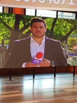 ¡Qué verguenza! Mujer agrede sexualmente y en vivo a notero de Mucho Gusto