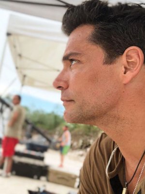 Cristián de la Fuente mantiene distancia social de la gente y del refrigerador