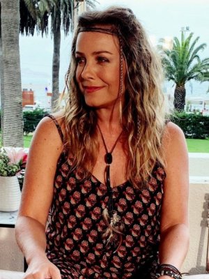 Claudia Conserva sorprendió con radical cambio de look