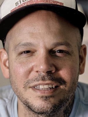 Residente sorprendió lavando la loza con el trasero al aire