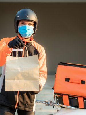 Ella es la reina del mundo del delivery en cuarentena