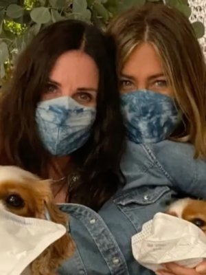 Jennifer Aniston y Courteney Cox llaman a usar mascarilla con divertido video