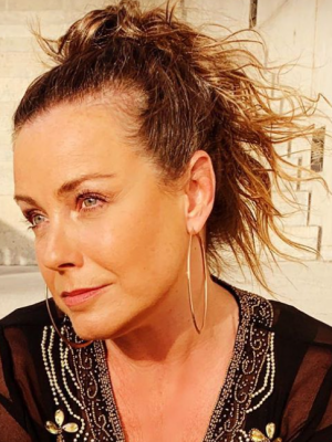 Primavera temporada de cambios: Claudia Conserva cortó y platinó su melena