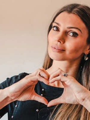 Tiro alto y en colores neón: así son los bikinis de Faloon Larraguibel