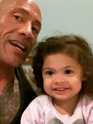 Dwayne Johnson saca su lado más dulce como el estilista de su hija