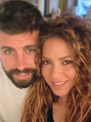 Gerard Piqué celebra una década de amor con Shakira con cambio de look