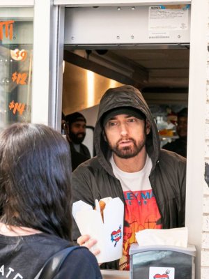 Con delantal y capucha: Eminem atendió a los comensales de su restaurant italiano