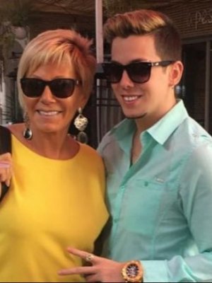 Raquel Argandoña y su hijo se unieron para iniciativa navideña