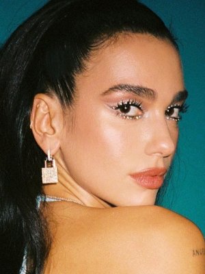 Dua Lipa da inicio a las festividades navideñas con curioso atuendo invernal