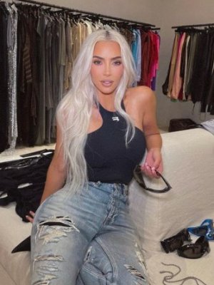 Kim Kardashian protagoniza portada completamente irreconocible
