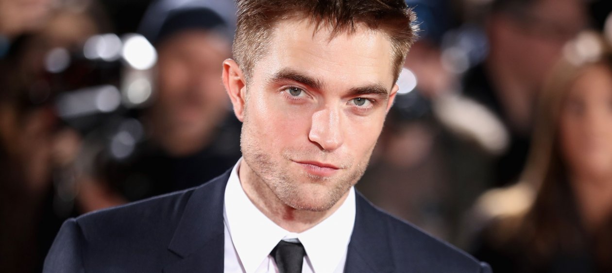 Robert Pattinson se luce en pasarela de moda con falda escocesa