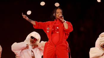¡Se lució! Revive la presentación de Rihanna en el Super Bowl