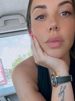 Cristina Morales regresa a España con sus hijos tras separarse de Gary Medel