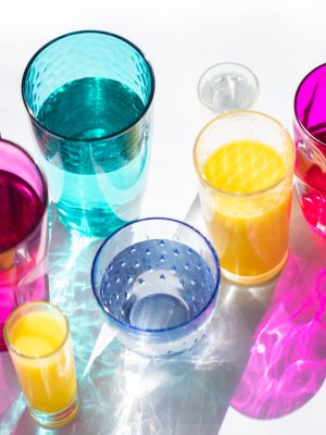 El riesgo de tomar líquidos ácidos en vasos de colores