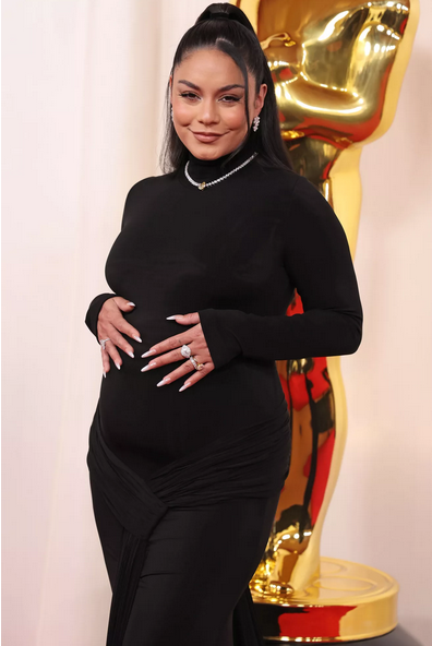 Vanessa Hudgens y su vientre de embarazo en la alfombra roja de los Oscar de 2024. Foto de Chelsea Lauren/BEI/Shutterstock