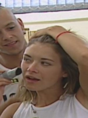 Reviven video de Carla Jara cortándose el pelo tras quiebre con Kike Acuña
