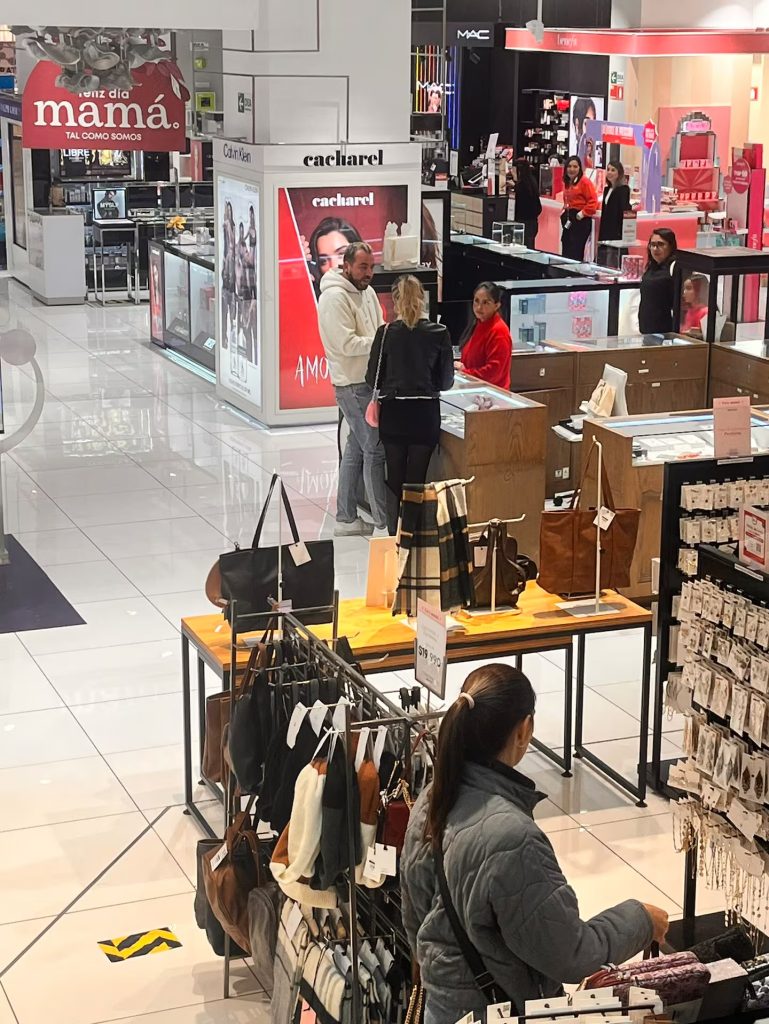 Francisco Kaminski y Camila Andrade en módulo de mall capitalino siendo atendidos por la vendedora aludida