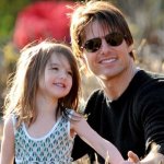 Hija de Tom Cruise deja de usar el apellido de su papá