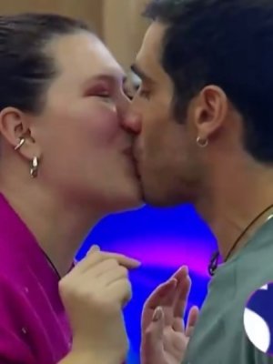 ¡De película! Michelle Carvalho y Pedro Astorga se dan un tierno beso
