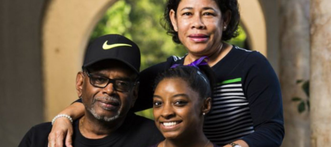 El gran apoyo de los padres adoptivos de Simone Biles a su carrera: “Son los mayores fans”