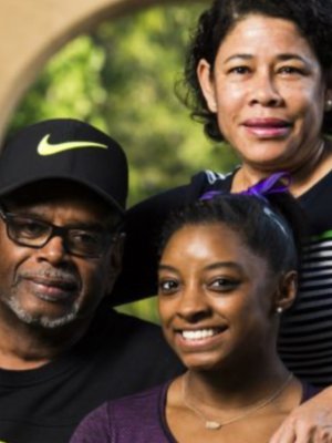 El gran apoyo de los padres adoptivos de Simone Biles a su carrera: “Son los mayores fans”