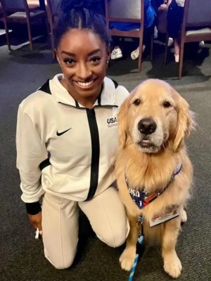 El tierno perrito terapeuta que alivia el estrés de Simone Biles y atletas de los JJOO