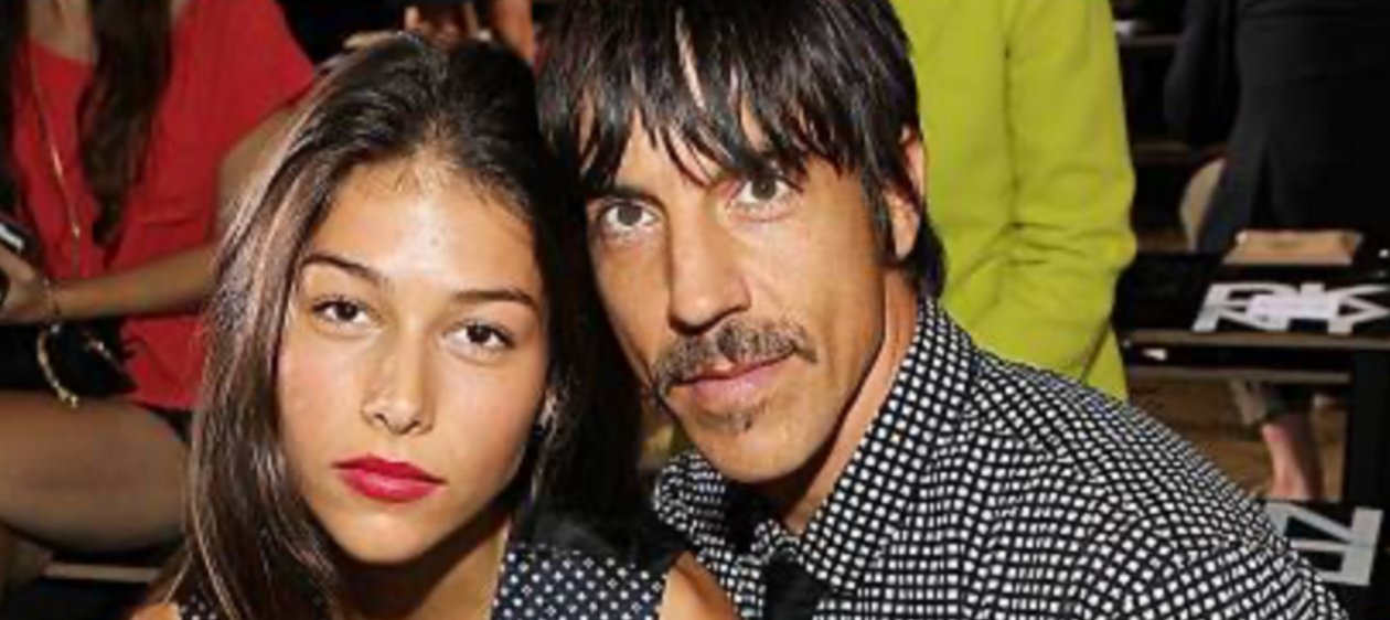 Critican a vocalista de Red Hot Chilli Peppers por su relación con joven 40 años menor que él