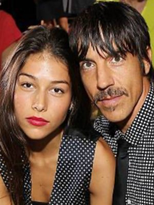 Critican a vocalista de Red Hot Chilli Peppers por su relación con joven 40 años menor que él