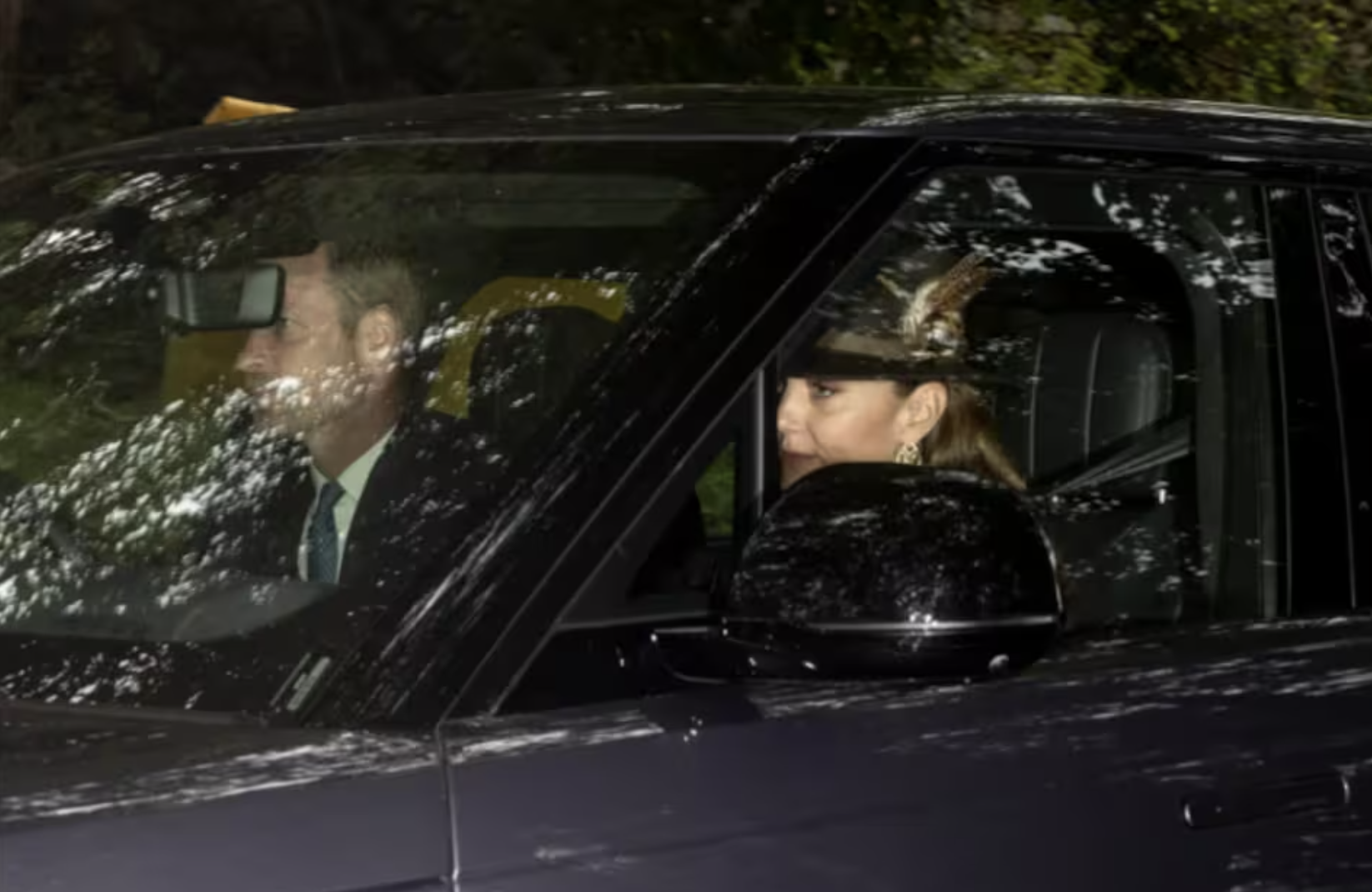 Foto de The Sun donde aparece Kate junto a su esposo en un auto 