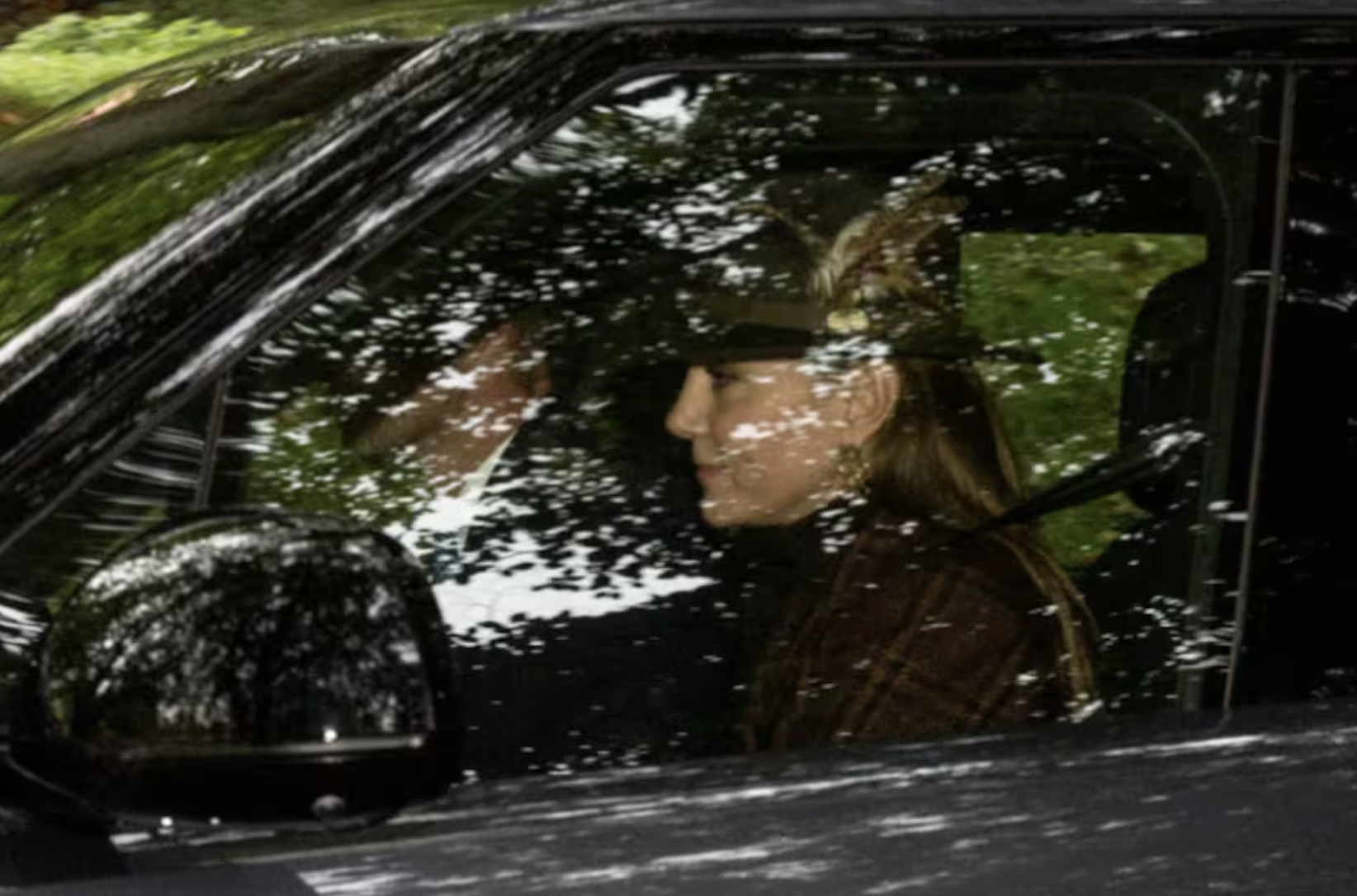 Foto de The Sun donde aparece Kate junto a su esposo en un auto 