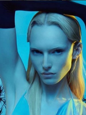 Alex Consani se convierte en la primera mujer transgénero en ganar el premio a 