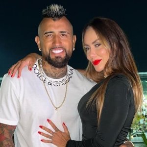 Sonia Isaza defiende a Arturo Vidal por polémica de fuegos artificiales