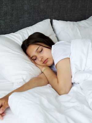 ¡Lo dice la ciencia! La razón por la que las mujeres necesitamos dormir más que los hombres