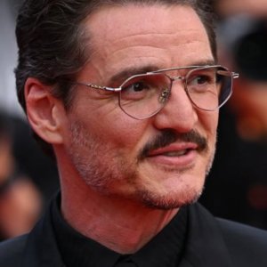 Pedro Pascal se lució junto a Emma Stone en alfombra roja de Cannes