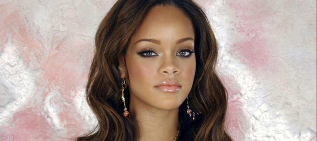 Rihanna celebra el 20° aniversario de su icónica carrera