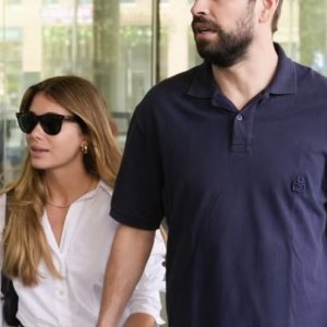 ¡Les gritaron de todo! Presencia de Piqué y su novia genera alboroto fuera de restorán