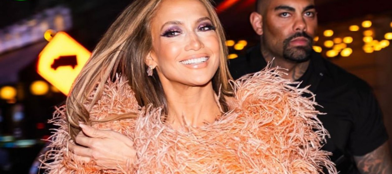 JLo protagonizó beso triple en la obertura de los American Music Awards