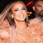 JLo protagonizó beso triple en la obertura de los American Music Awards