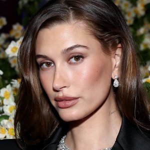 Hailey Bieber firmó acuerdo con reconocida marca de maquillaje: 